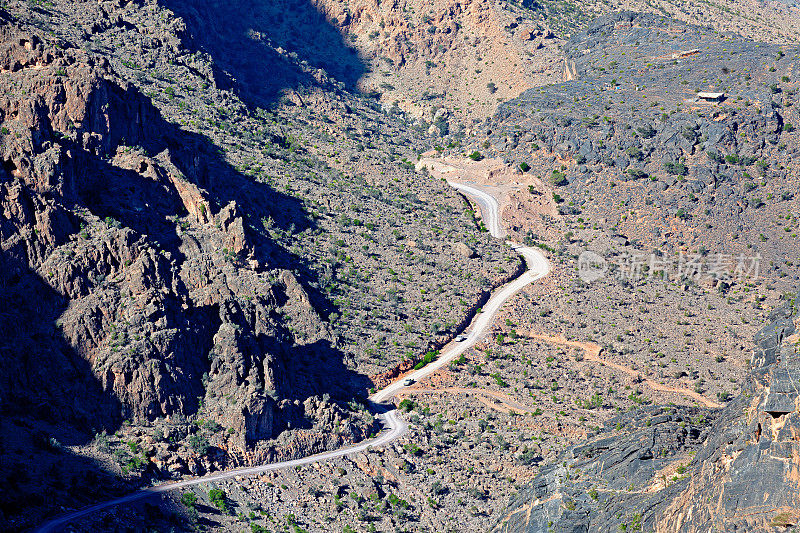 在阿曼，穿过Al Hajar山脉的崎岖道路